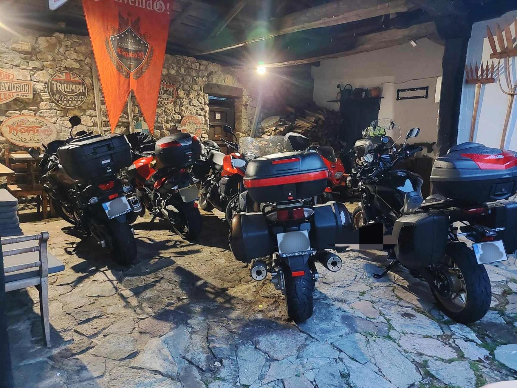 Hotel Moto-Rural "Vegalion" Las Salas Buitenkant foto