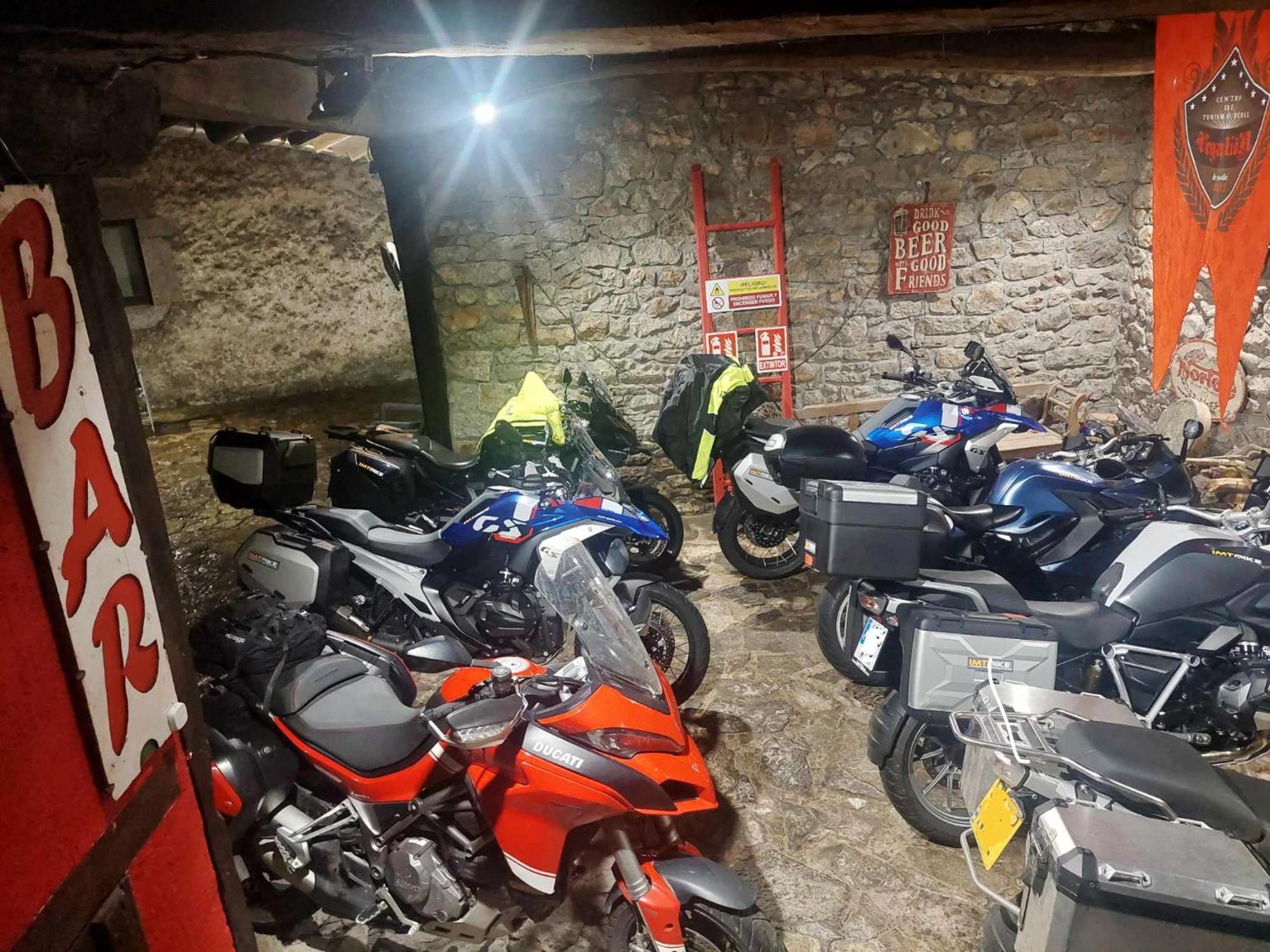Hotel Moto-Rural "Vegalion" Las Salas Buitenkant foto